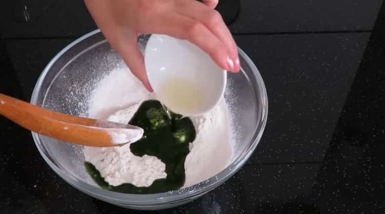За да направите китайски кнедли, смесете съставките за цветно тесто