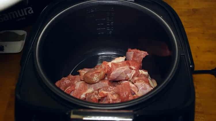 لطهي اللحم البقري في طباخ بطيء ، يقلى اللحم