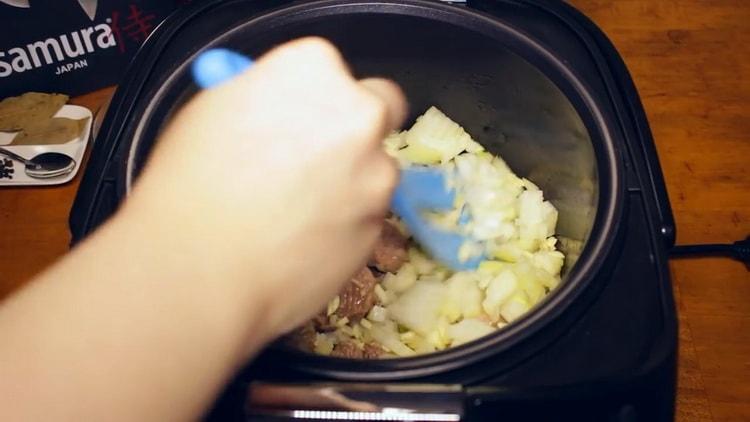 Per cucinare il gulasch di manzo in una pentola a cottura lenta, friggere le cipolle