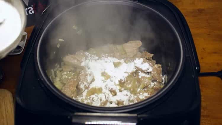A marhahús gulyás elkészítéséhez lassú tűzhelyen adjunk hozzá lisztet