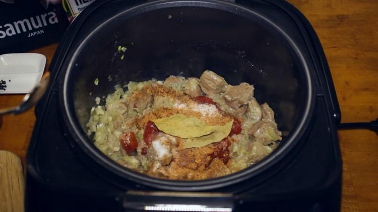 Per cuocere il gulasch di manzo in una pentola a cottura lenta aggiungere le spezie