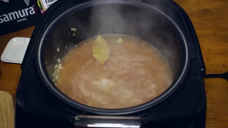 За да направите телешки гулаш в бавна готварска вода, добавете вода
