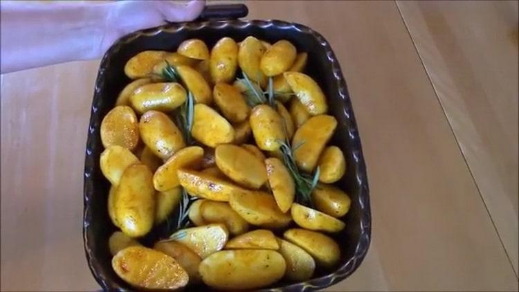 Um Dorado im Ofen zuzubereiten, fügen Sie den Kartoffeln Kräuter hinzu