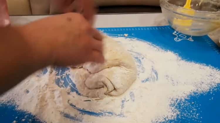 Per preparare una torta di lievito con carne, prepara l'impasto