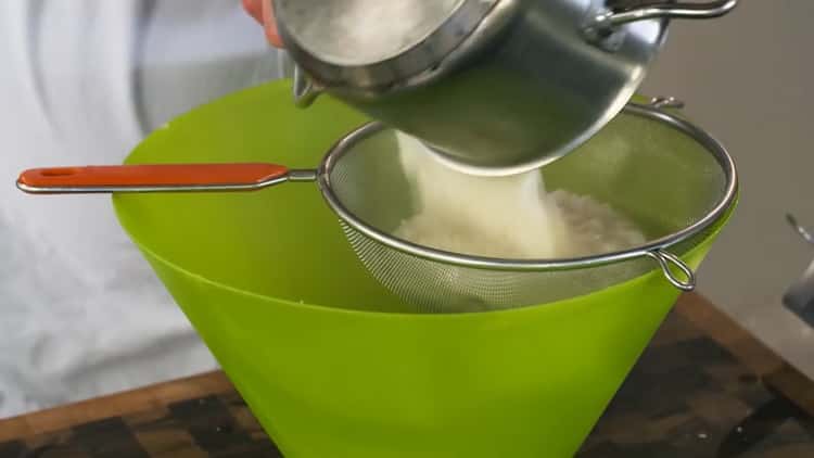 Για να προετοιμάσετε τους σκαντζόχοιρους με το κιμά, ξεπλύνετε το ρύζι