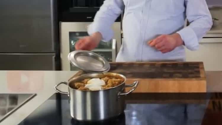 Pro vaření ježků s mletým masem s rýží přidejte zakysanou smetanu