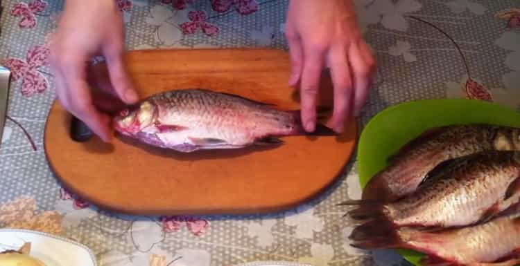 Um gebratenen Fisch zuzubereiten, bereiten Sie die Zutaten vor
