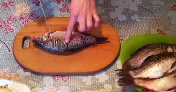 Paistetun kalan valmistamiseksi leikkaa kala