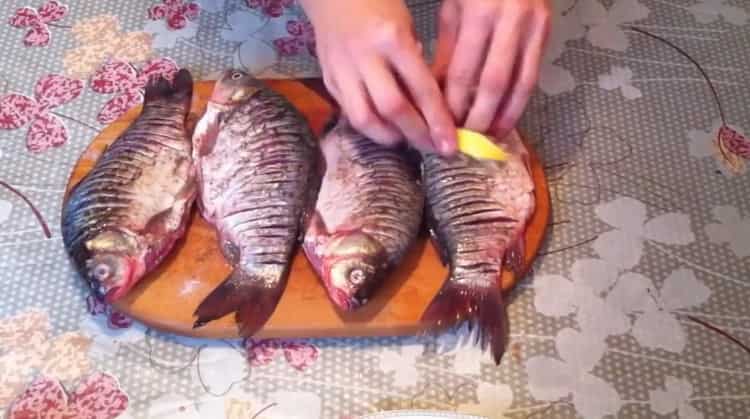 Per preparare il pesce fritto, tagliare il limone