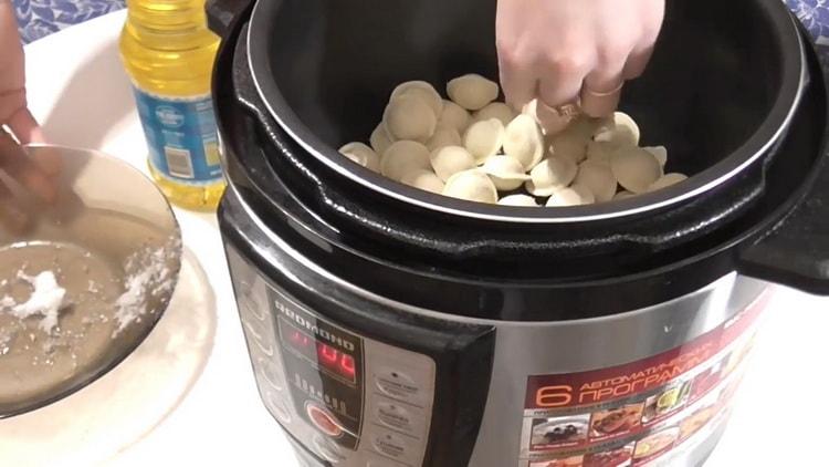 Για να προετοιμάσετε τα τηγανισμένα ζυμαρικά σε μια βραδεία κουζίνα, βάλτε τα υλικά σε ένα μπολ