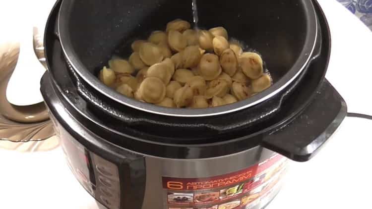 Per preparare gnocchi fritti in una pentola a cottura lenta aggiungere acqua