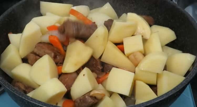 لطهي لحم البقر المشوي مع البطاطا. تقلى البطاطس