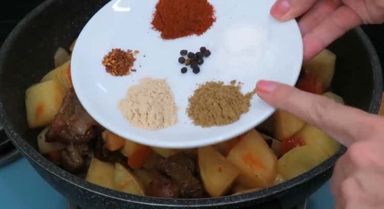 Zum Kochen von Roastbeef mit Kartoffeln. Gewürze kochen