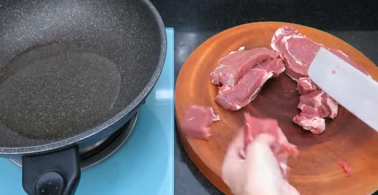 Pro vaření pečeného hovězího masa se bramborami. nakrájejte maso