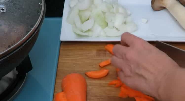 Zum Kochen von Roastbeef mit Kartoffeln. Gemüse hacken