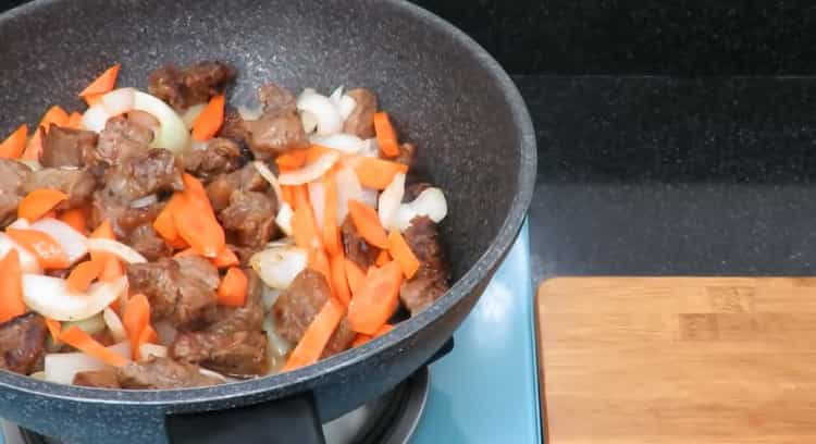 Zum Kochen von Roastbeef mit Kartoffeln. Gemüse und Fleisch anbraten