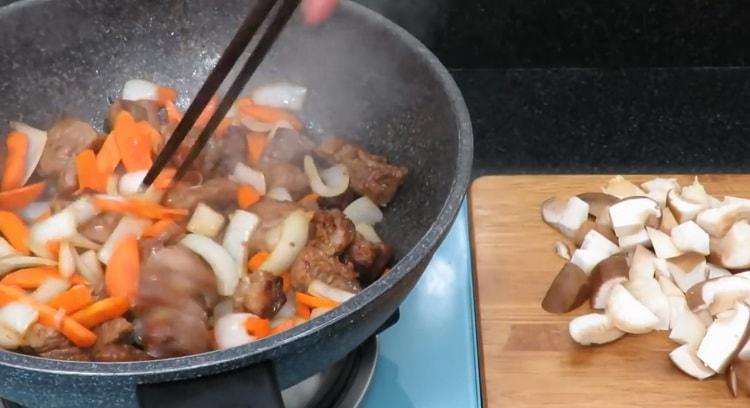 За готвене печено говеждо месо с картофи. запържете гъбите