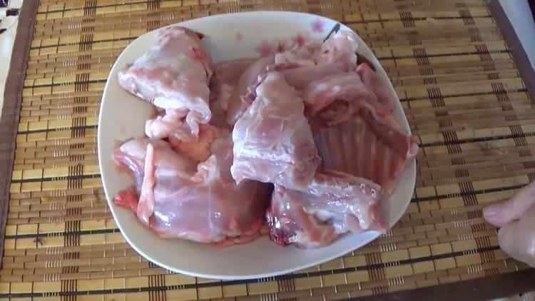 Pro přípravu pečeného králíka připravte ingredience