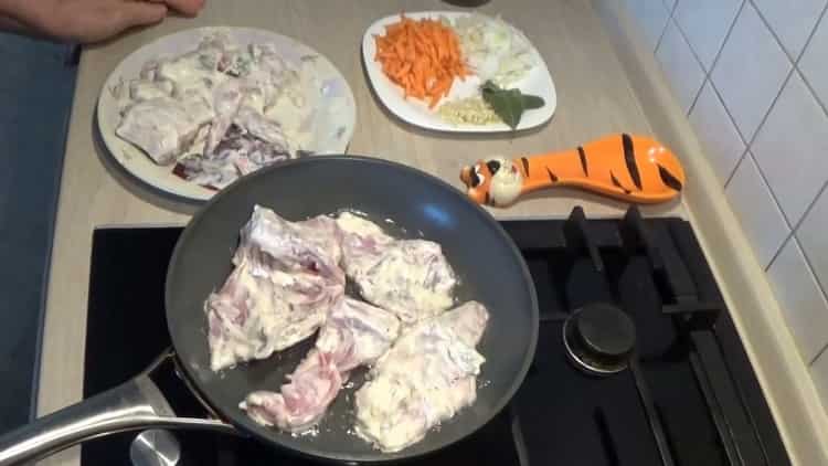 Per cuocere il coniglio arrosto, friggere la carne