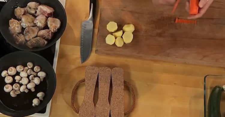 Smažte houby, aby se vařilo kuřecí pečeně s bramborami