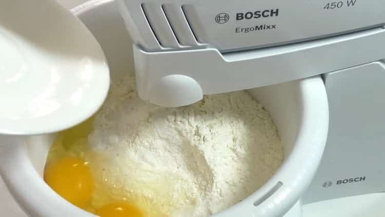 Párolt manti tészta elkészítéséhez egyesítse a lisztet a tojásokkal