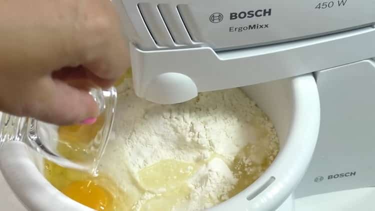 За да направите задушено тесто от мантия, добавете вряща вода