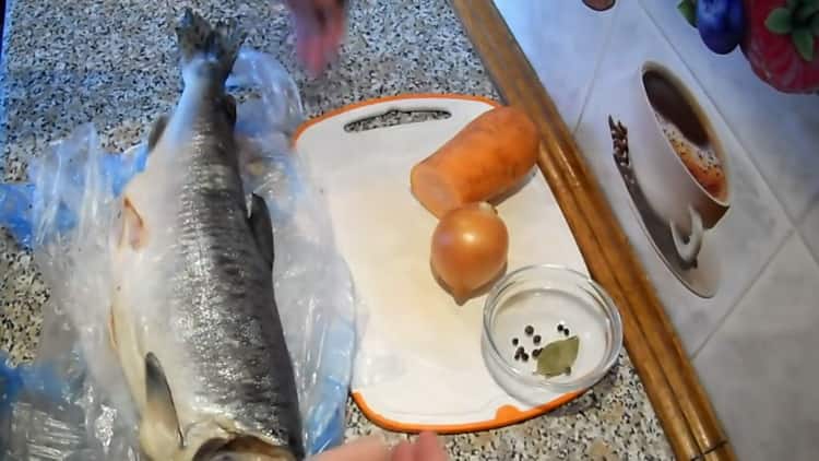 Paruoškite želė žuvies ingredientus