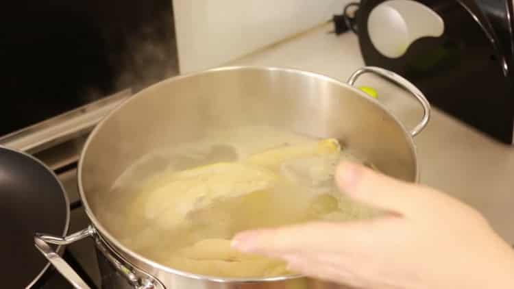 Per preparare il filetto di pollo, fai bollire il brodo
