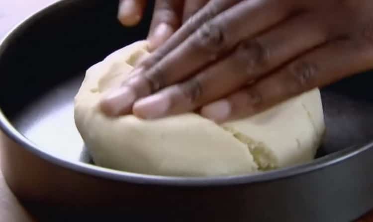 Upang makagawa ng isang shortcrust pastry, masahin ang kuwarta