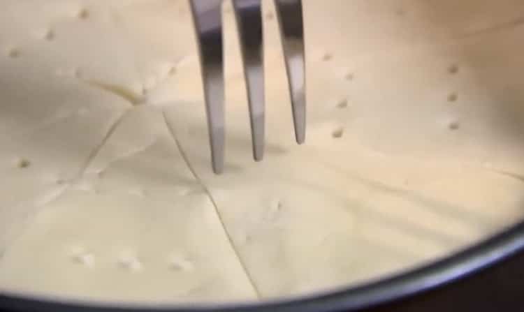 Zsíros péksütemény készítéséhez tegye a tésztát az öntőformába