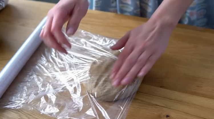 За да направите джинджифилови бисквитки, сложете тестото в торбичка