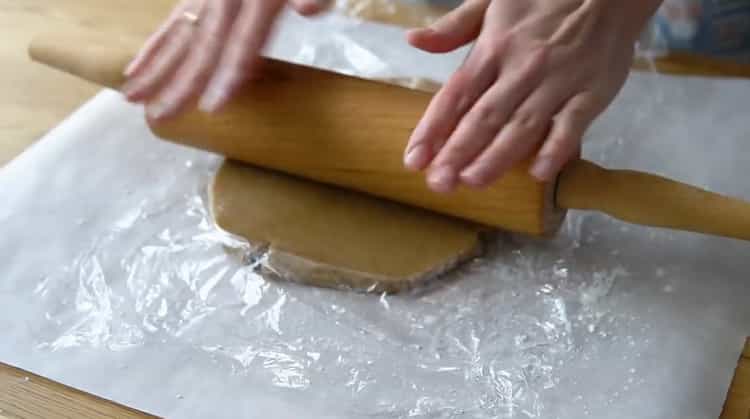 Stendi la pasta per fare i biscotti al pan di zenzero.
