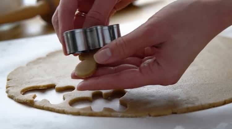 Изцедете тестото, за да направите джинджифилови бисквитки