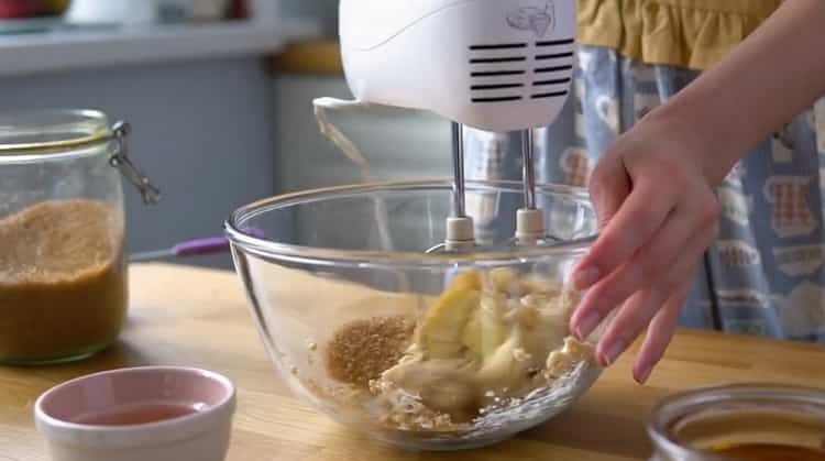 Комбинирайте съставките, за да направите бисквитната бисквита.