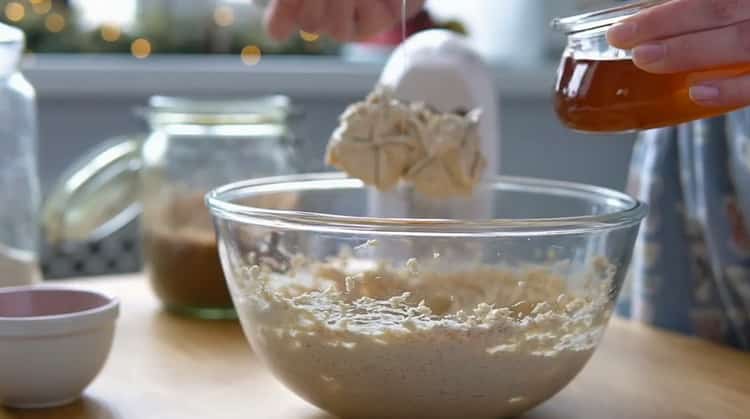 Προσθέστε μέλι για να δημιουργήσετε μπισκότα με μελόψωμο.