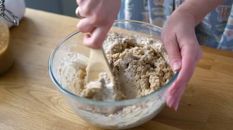 Impastare la pasta per fare i biscotti al pan di zenzero.