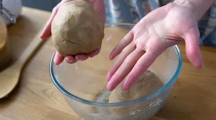 Για να κάνετε cookies με μελόψωμο, ετοιμάστε τη ζύμη.