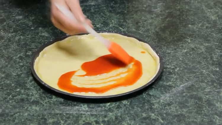 Per la preparazione della pizza italiana. preparare il succo di pomodoro