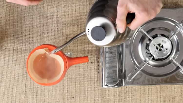 تحضير المكونات قبل تخمير القهوة.