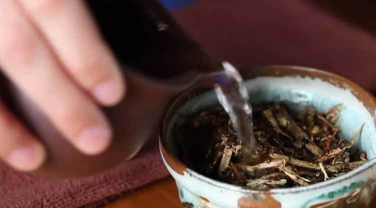 Bereiten Sie für die Zubereitung von Kalmücken-Tee die Zutaten vor
