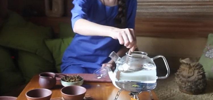 Pro přípravu čaje Kalmyk dejte vodu zahřátou