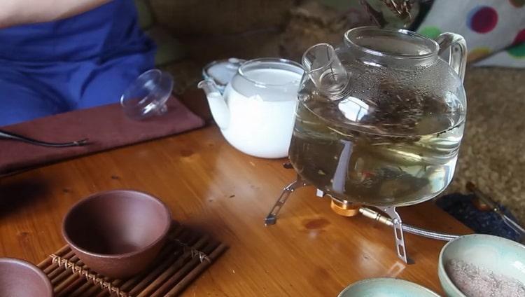 Chcete-li vyrobit čaj Kalmyk, vařte ingredience