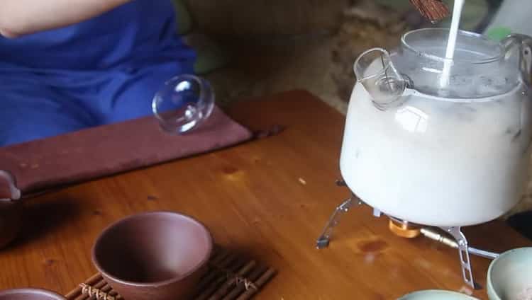 Per preparare il tè Kalmyk, versare il latte