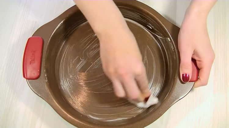 Fetten Sie die Form ein, um Kohl-Gelee-Kuchen zuzubereiten
