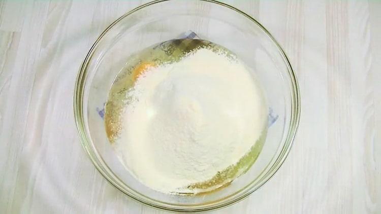 Setacciare la farina per preparare una torta in gelatina di cavolo