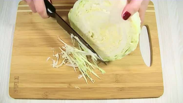 Για να κάνετε το λάχανο ζελέ πίτα, ψιλοκόψτε τα συστατικά