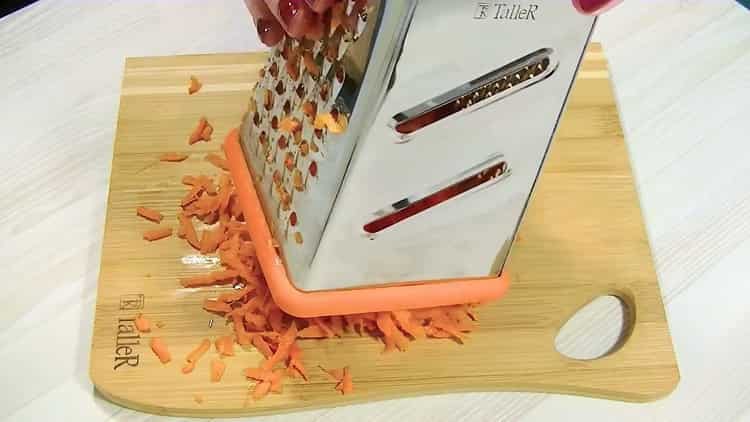 Norėdami paruošti kopūstų želė pyragą, sutarkuokite morkas