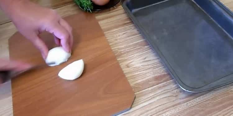 Norėdami paruošti kruopų karpius grietinėje, supjaustykite svogūną