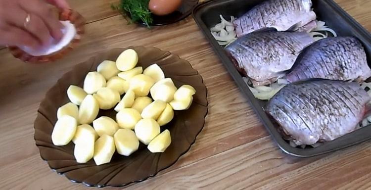 Обелете картофите, за да направите кръстосан шаран в заквасена сметана