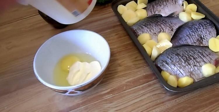 Για να κάνετε τον κυπρίνο στα χοιρινά, ετοιμάστε τη σάλτσα
